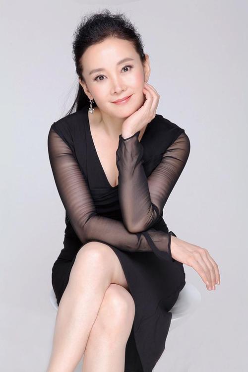 回顾双料影后娜仁花13岁入影坛40岁嫁导演宁才42岁高龄产子