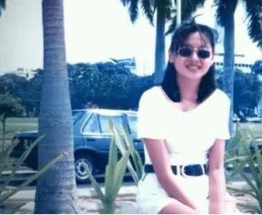 王丽娟于1974年7月18日,出生于马来西亚的一个中产家庭.