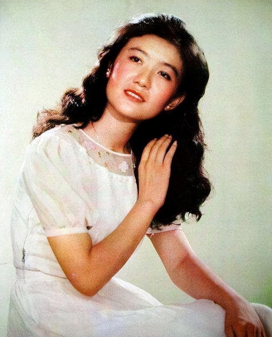 回顾李小玢巅峰时为爱隐退生下两个儿子却离婚风光背后有眼泪