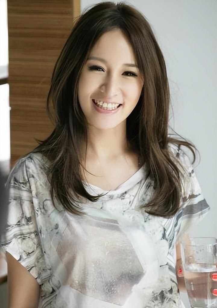 19年换17个男朋友43岁萧亚轩脸尖下巴突网友纵欲过度的代价