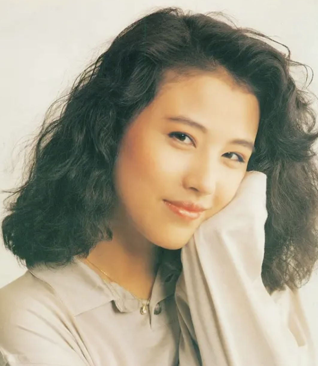 回顾57岁周海媚去世生前独居生活一生无子女活得自由有大爱