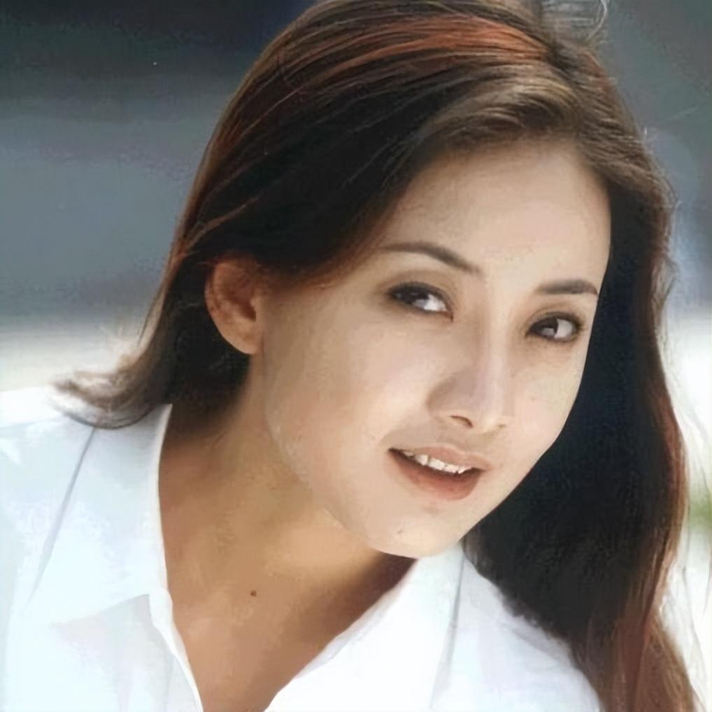 回顾牛莉:24岁嫁大7岁圈外富商婚后育有一女现一家三口其乐融融