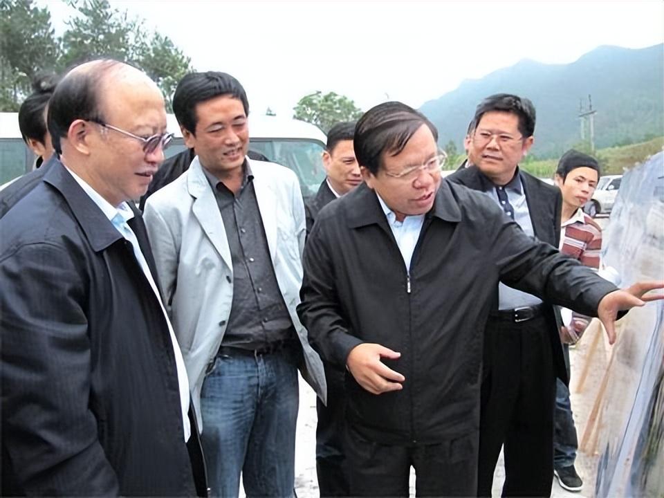 何华武参与的铁路工程项目颇多,日常的他,需要负责的事情很多,不同