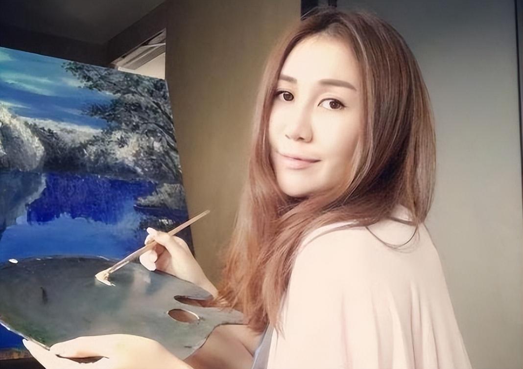 回顾赌王女儿何超盈倒贴14亿下嫁东北小伙结婚被丈夫宠成宝