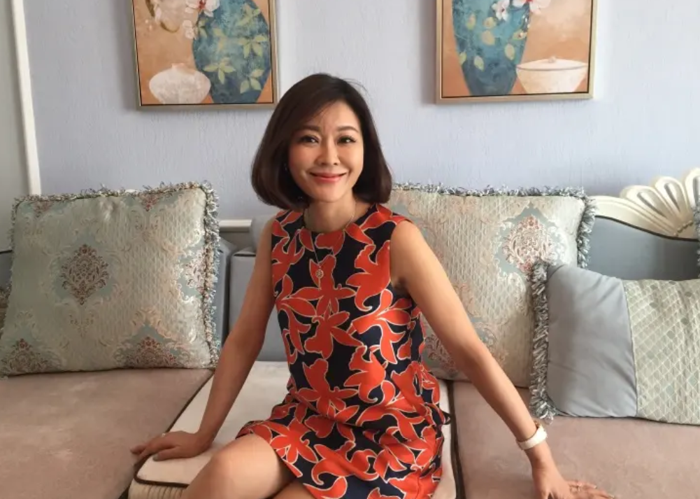 回顾前央视主持王小骞与丈夫丁克15年婆婆用一妙计让她有了女儿