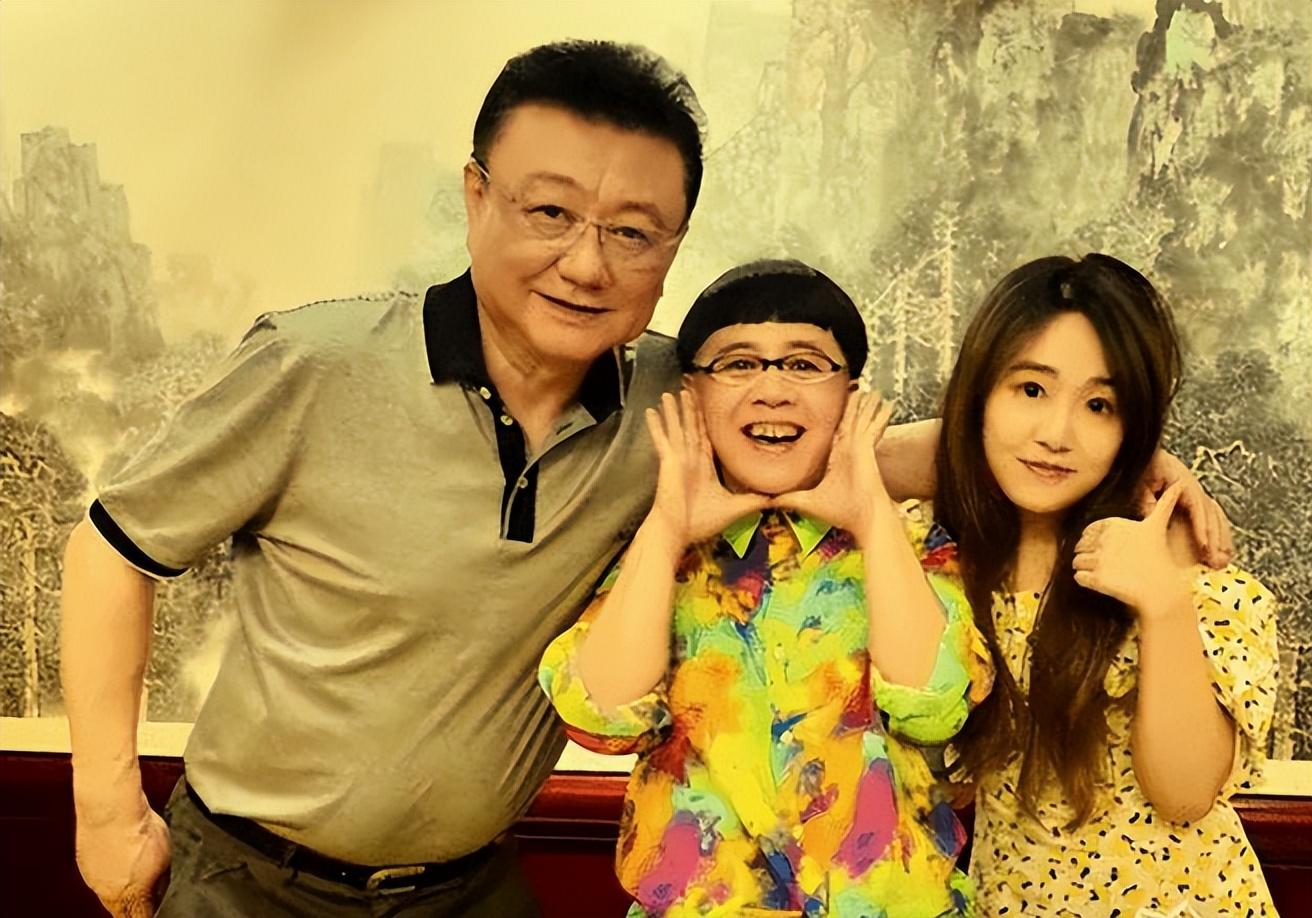 金龟子刘纯燕升级做外婆24岁女儿诞下男婴外表像姥爷王宁