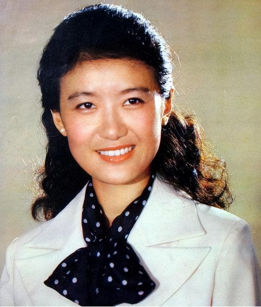 回顾李小玢巅峰时为爱隐退生下两个儿子却离婚风光背后有眼泪