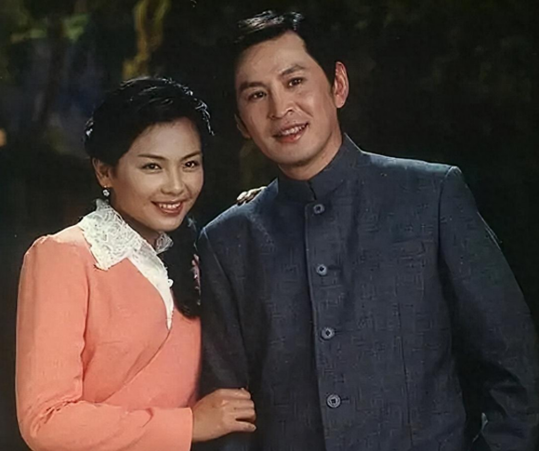 这位女生比他小了整整10岁,是圈外人,有着稳定的工作和收入,虽然事业