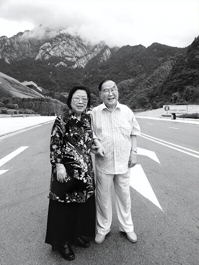 回顾白毛女王昆18岁嫁给初恋恩爱71年风雨相伴背后有心酸有眼泪