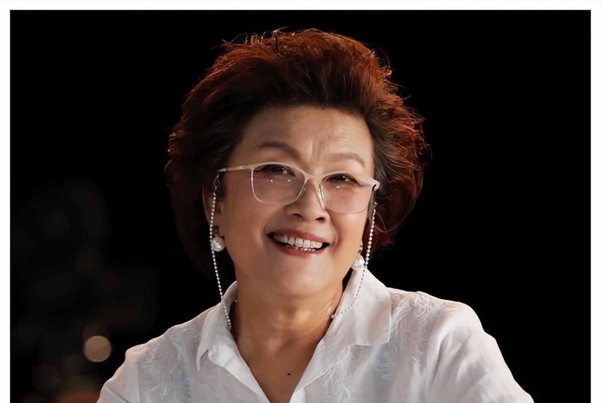 可宋春丽知道丈夫有多热爱自己的学校和学生们,感动之余,她还是选择