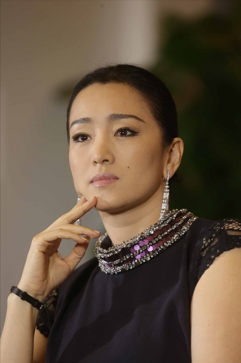 回顾巩俐高粱地里走出来的国际影后离婚后潇洒生活只为开心