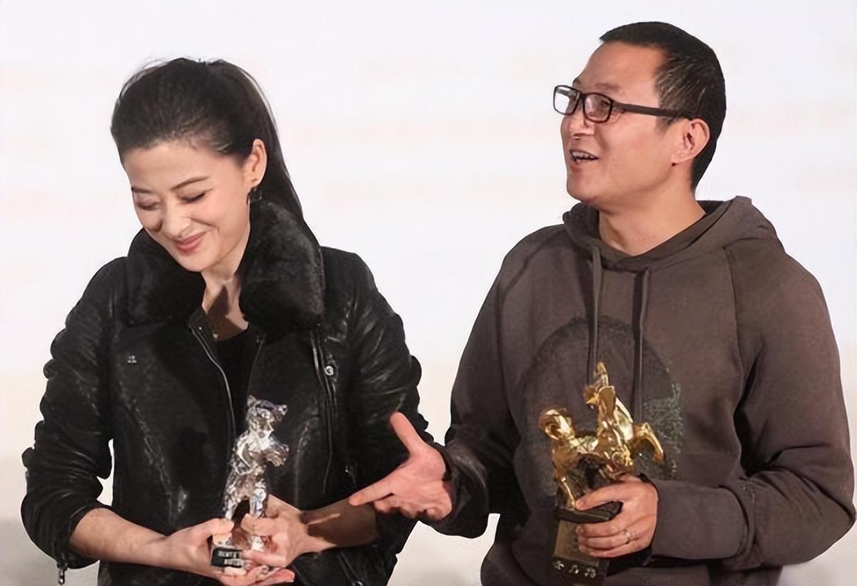 回顾曾剑娶演员妻子梅婷婚后生一儿一女一家四口幸福甜蜜