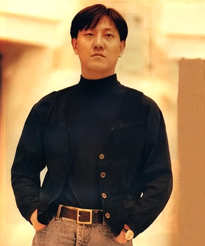 他从母亲肚子里钻出脑袋的那一刻,韩磊的哭声就管穿了医院的整个走廊