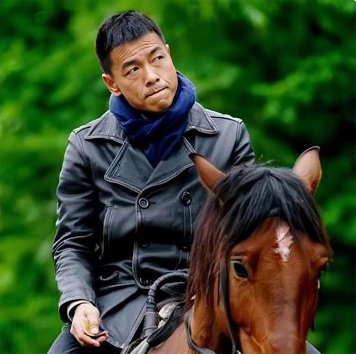 回顾王挺为父母离异落泪替父还清千万债务后父子俩抱头痛哭