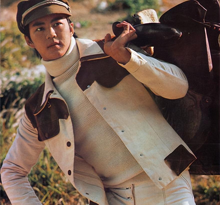 回顾狄龙娶小妻子为家庭不做大哥好多年儿子成为他晚年骄傲