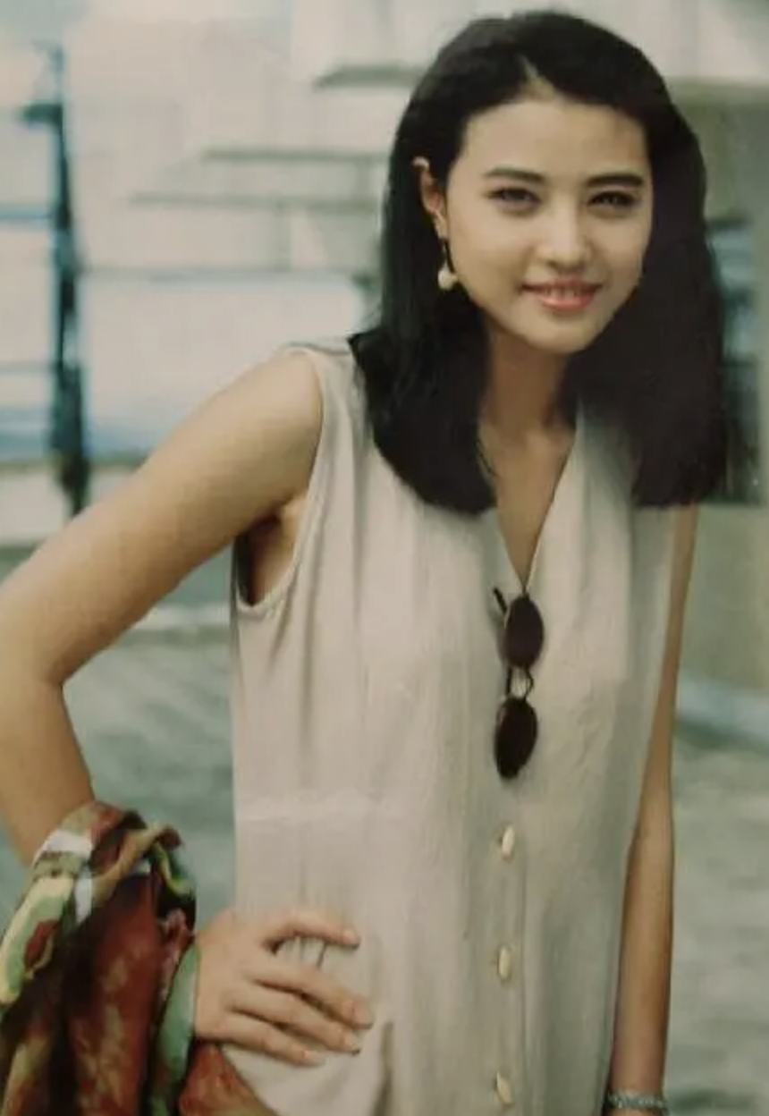 回顾57岁周海媚去世生前独居生活一生无子女活得自由有大爱