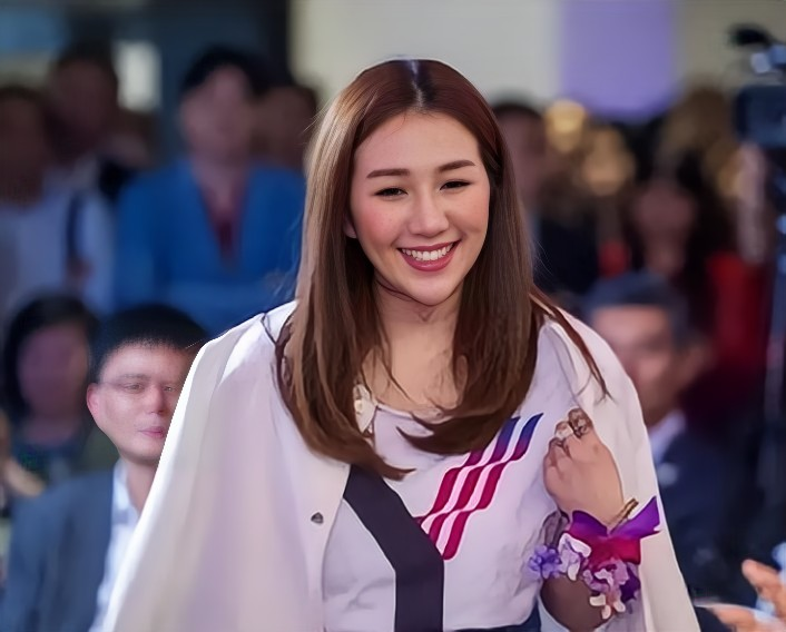 回顾赌王女儿何超盈倒贴14亿下嫁东北小伙结婚被丈夫宠成宝