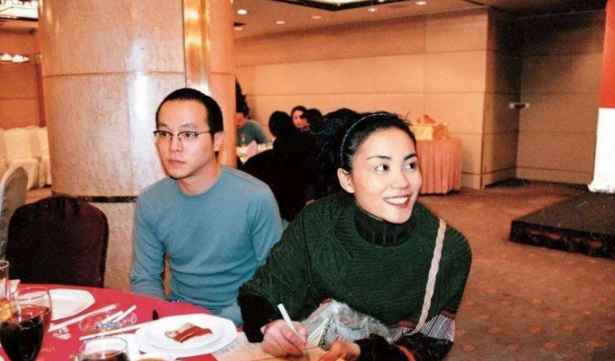 回顾高原父亲是知名演员前夫是歌手离婚后和女儿相依为命