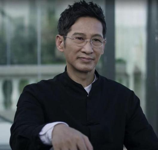 回顾王劲松当垫脚石32年凭东叔一角走红风光背后有泪水