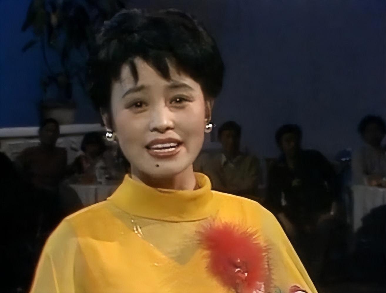 回顾白毛女王昆18岁嫁给初恋恩爱71年风雨相伴背后有心酸有眼泪