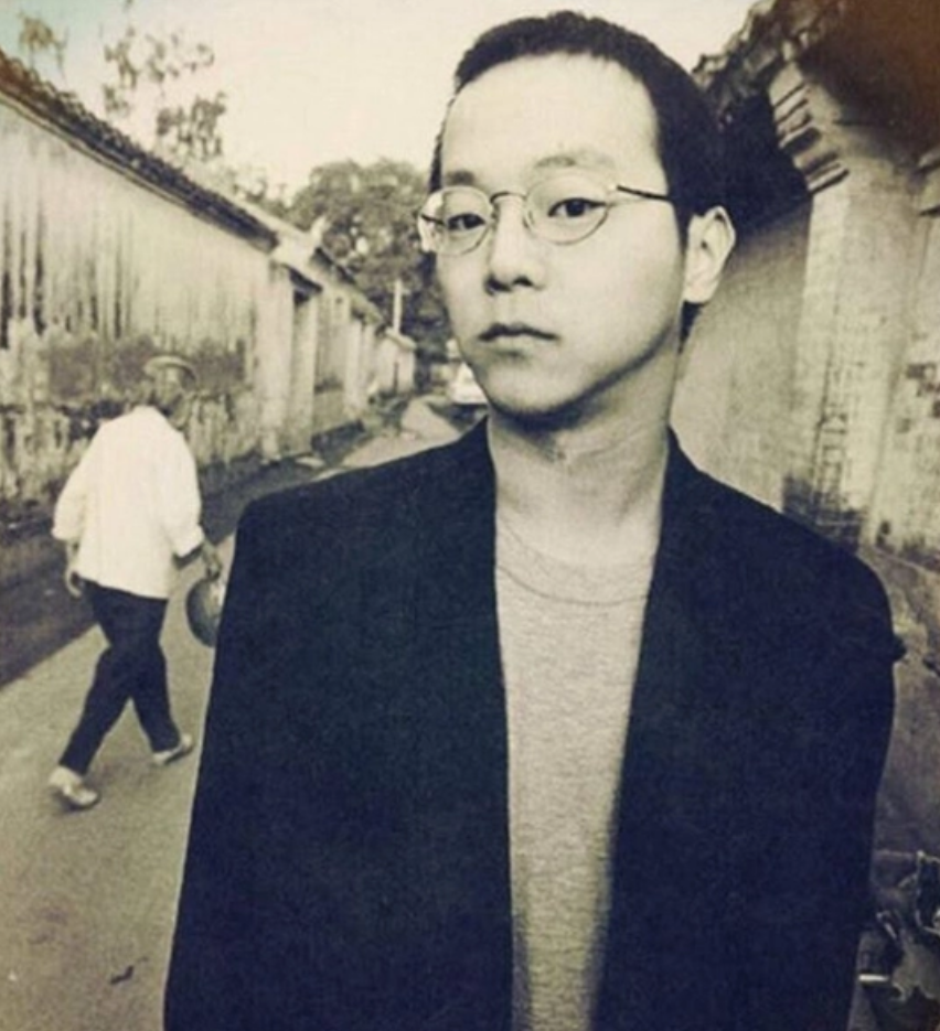 上中学后,窦唯的父母因为种种原因离婚,他在这期间迷上了摇滚乐,从此