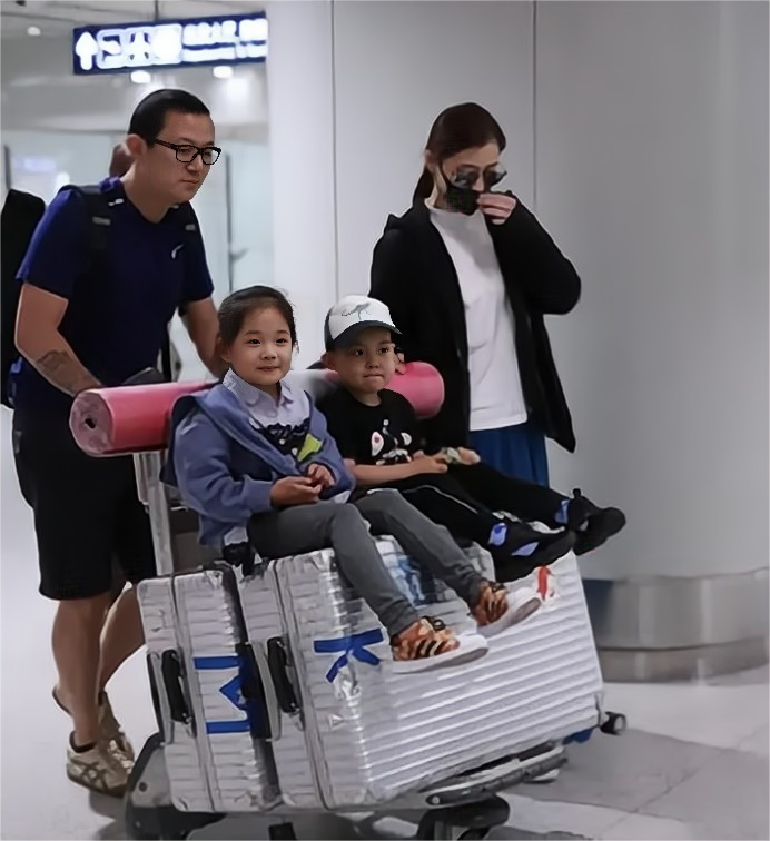 回顾曾剑娶演员妻子梅婷婚后生一儿一女一家四口幸福甜蜜