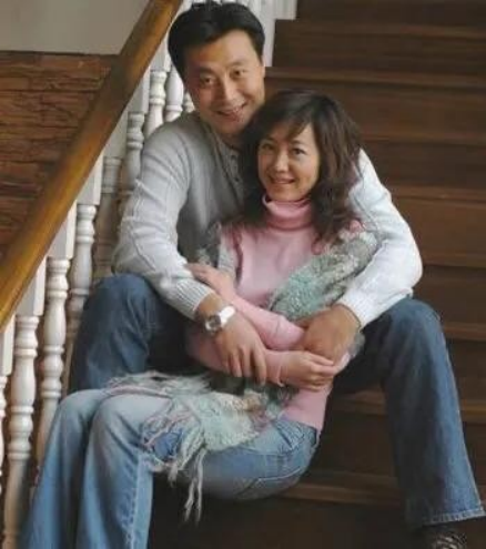 回顾任程伟26岁娶上戏同学成名后不弃患难妻一双女儿很幸福