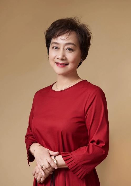 回顾演员黄梅莹命运坎坷嫁给金鑫后苦尽甘来恩爱38年生一子