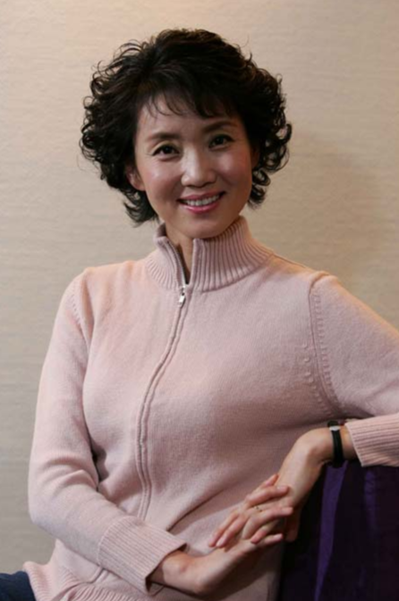 回顾央视金话筒李修平42再婚嫁大10岁丈夫无儿无女婚姻也幸福