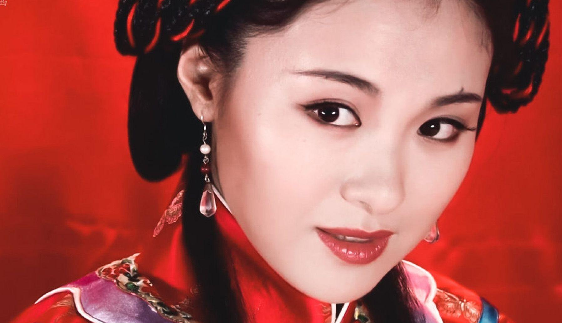 在女生组中最值得一提的是央视女主持人方琼,很难相信"方琼"这两个字