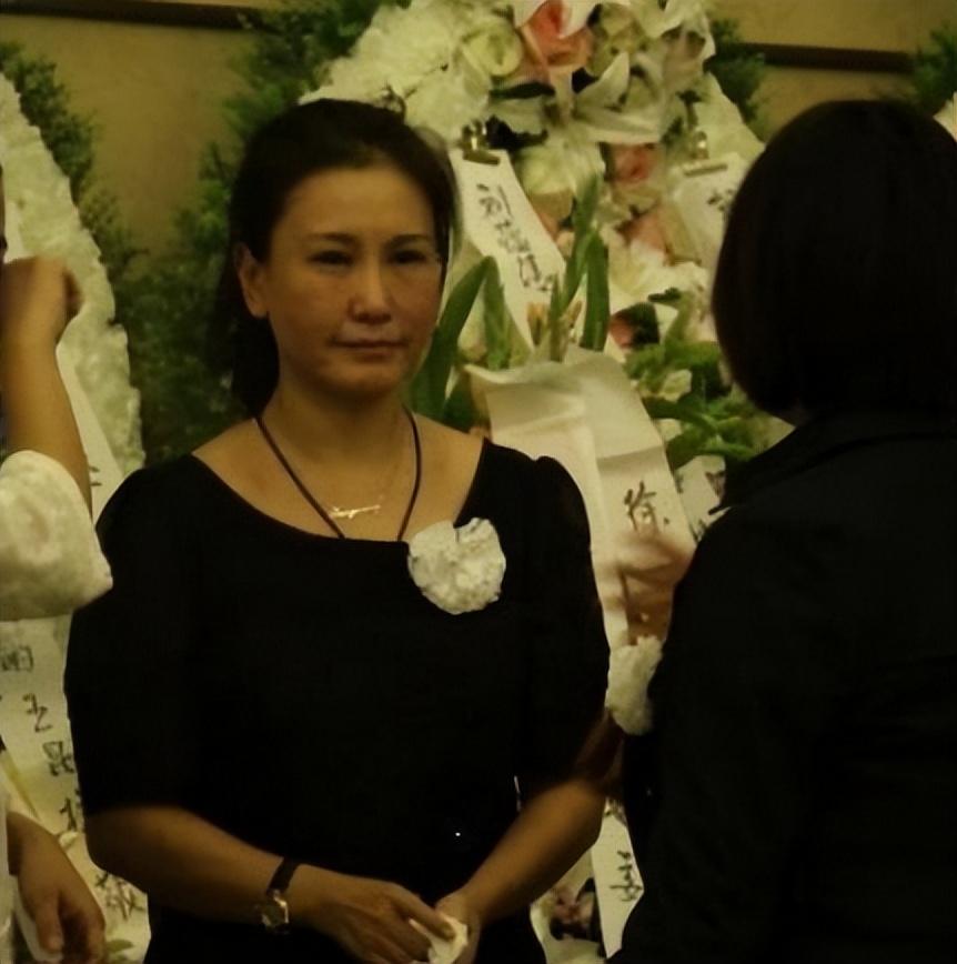 回顾王茜嫁大23岁导演徐庆东丈夫病逝8年她的选择让人泪目