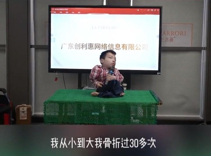 回顾"轮椅总裁"李创利:身高80厘米年赚上亿,连娶两任美娇娘