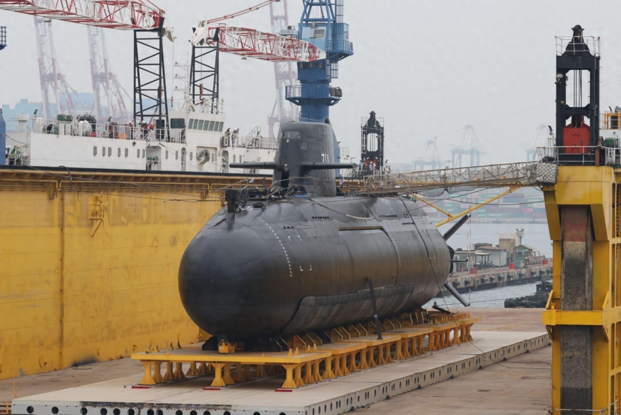 台湾省自造潜艇下水,外表挺唬人,细看围壳就知道真实水平了