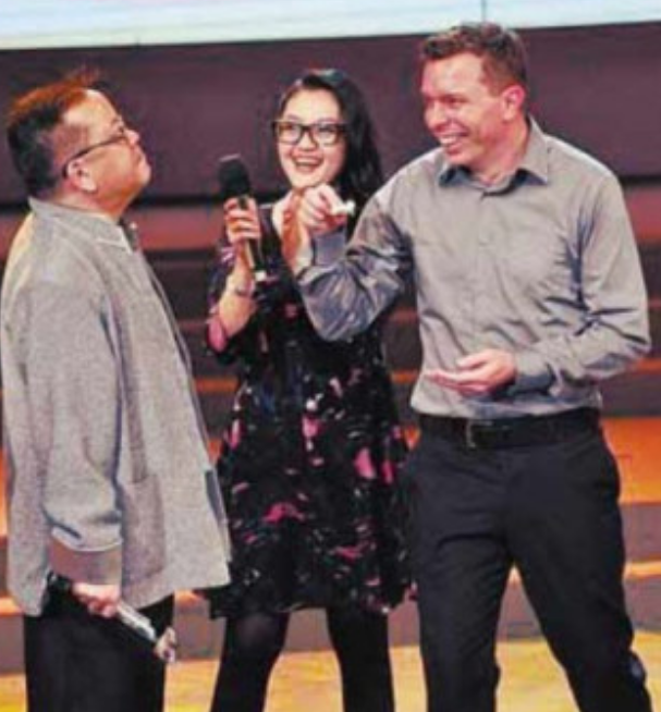 回顾王刚3段婚姻58岁娶小20岁女粉丝60岁老来得子与外孙同岁