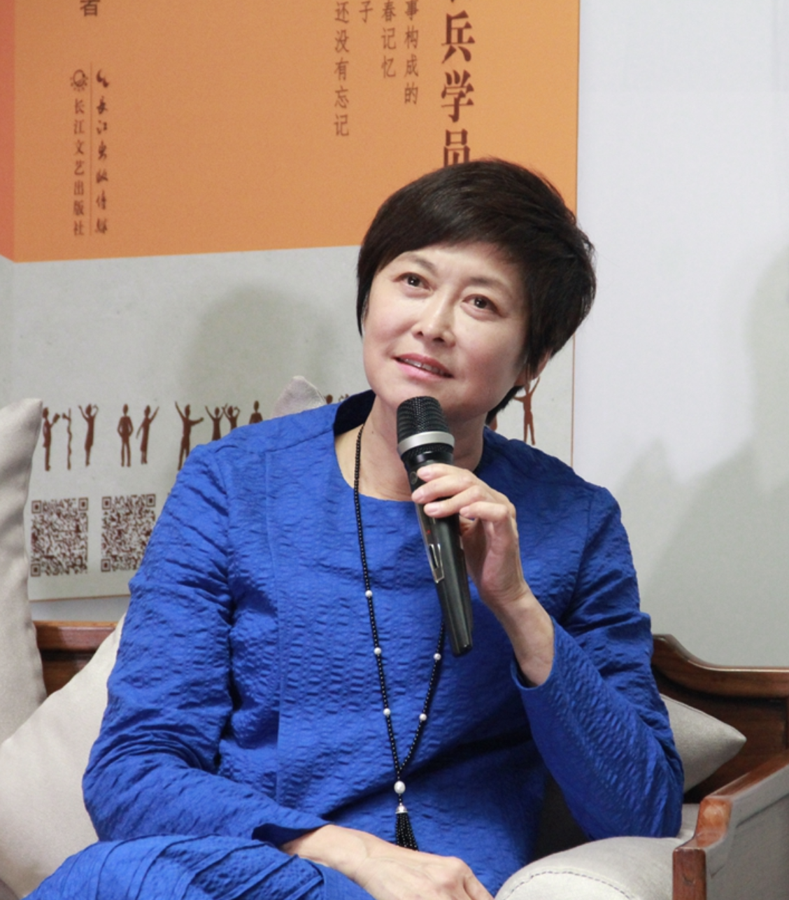 回顾主持人敬一丹在考场遇见富豪丈夫相伴多年被宠成了宝