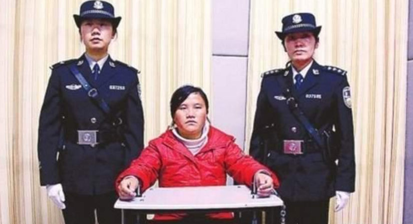 回顾人贩子为躲罪嫁进山区带女儿天天吃剩菜却送她上好的幼儿园