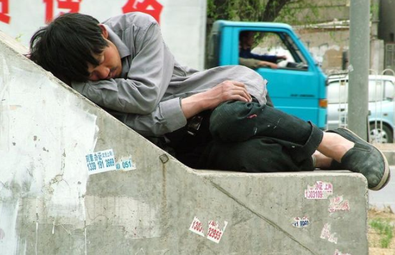 回顾懒人杨锁脚不沾地吃饭靠喂23岁家中饿死事实如何