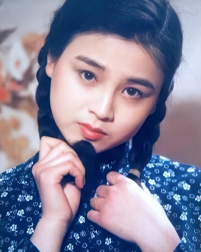 回顾赵明明与英达弟弟结婚生下女儿后却被抛弃为女儿至今未嫁