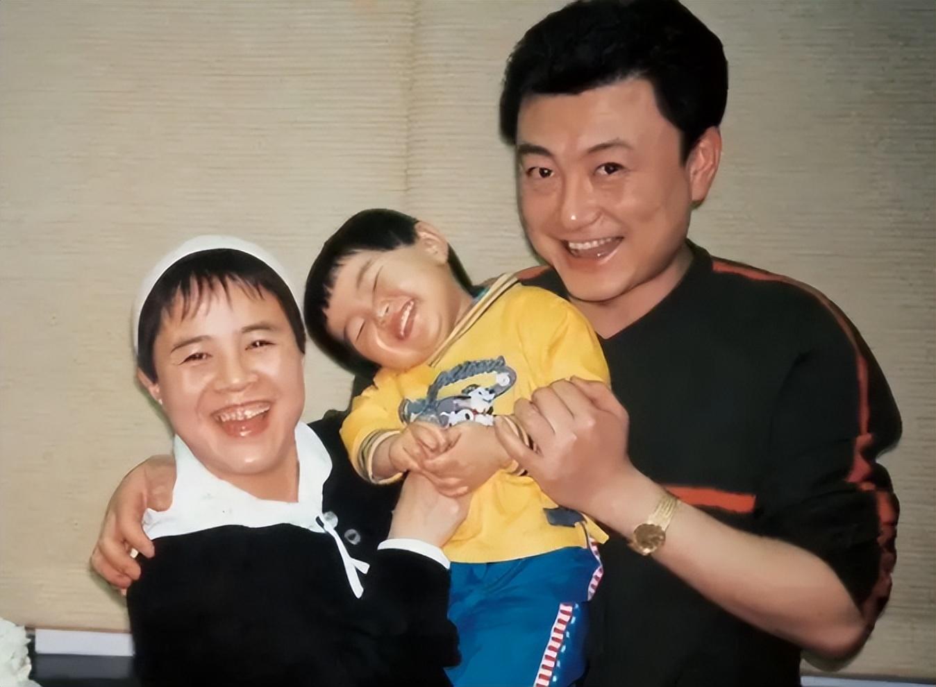 金龟子刘纯燕升级做外婆24岁女儿诞下男婴外表像姥爷王宁