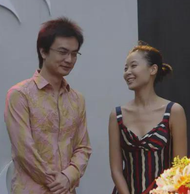 然而,一直独立自主的柯蓝,当然不愿意放弃事业.