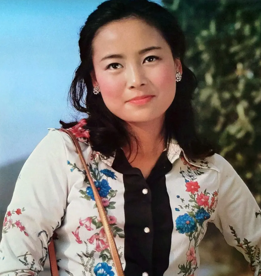 回顾张瑜靠庐山恋一举成名为事业放弃丈夫今66岁无子女