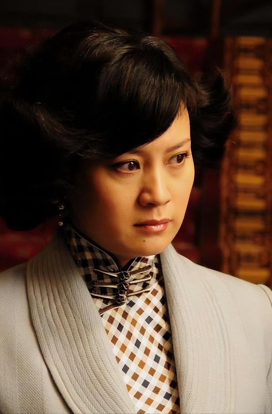 班级里最热心的就是她了,时常会带同学刘敏涛去吃好吃的,帮她排队.