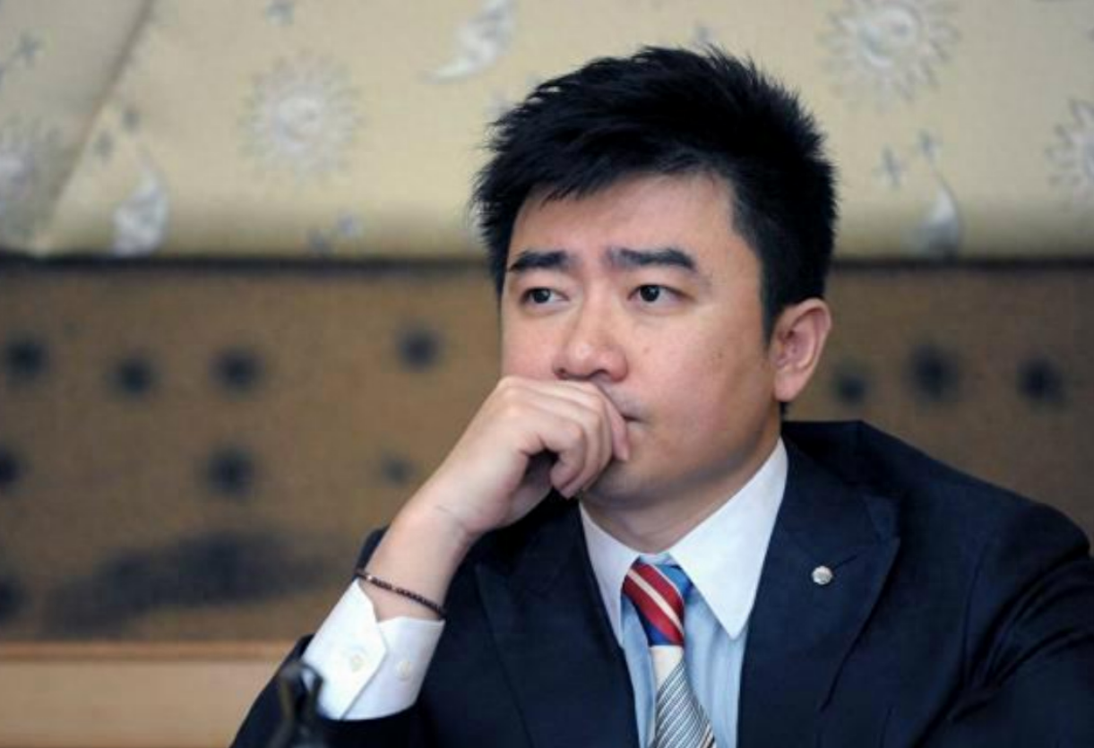 被判入狱后,芮成钢吃了6年牢饭,直到2020年才刑满释放,回到了他阔别已