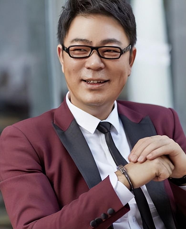 回顾牛莉24岁嫁大7岁圈外富商婚后育有一女现一家三口其乐融融