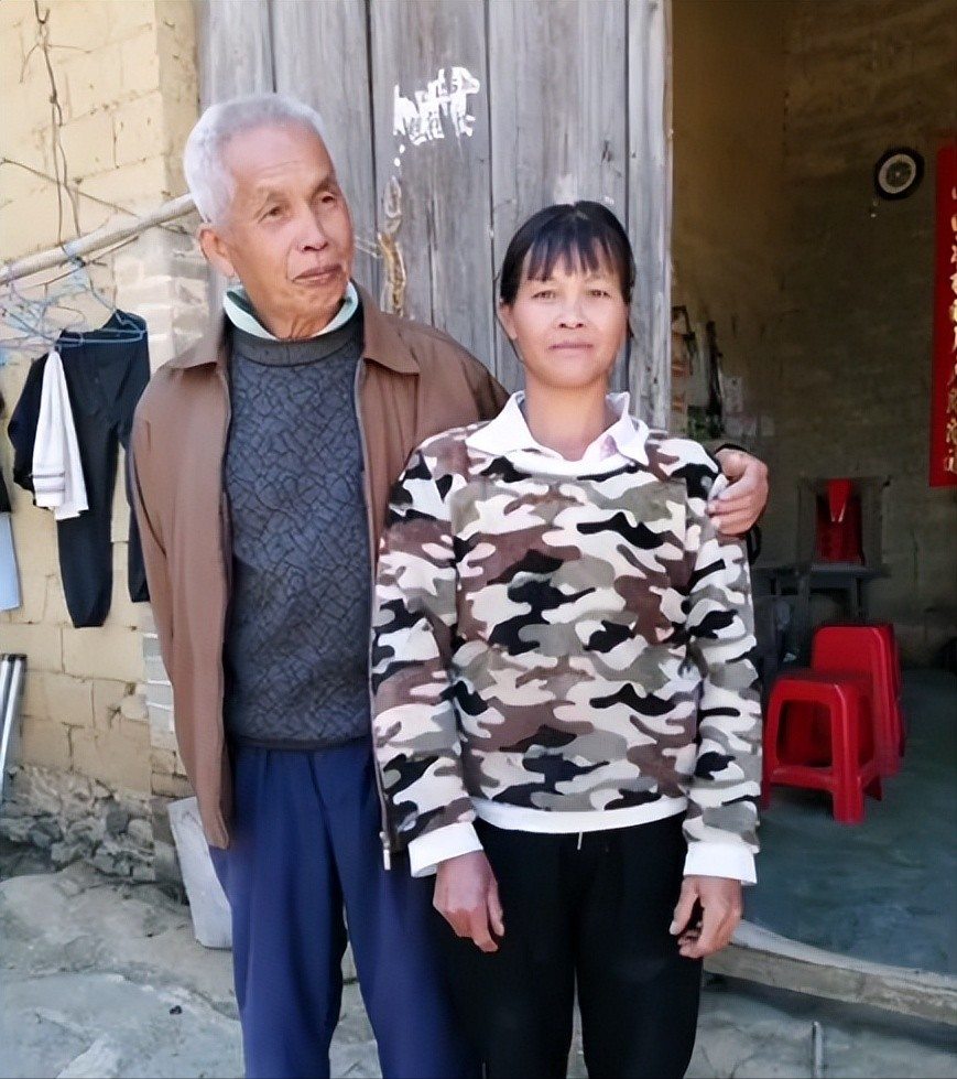 烈日炙烤着大地,梁二在滚烫的钢筋脚手架上提着桶水泥来回穿梭,工头