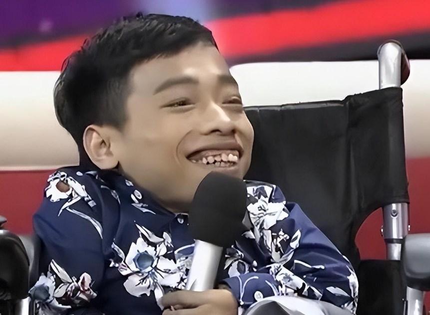 回顾"轮椅总裁"李创利:身高80厘米年赚上亿,连娶两任美娇娘