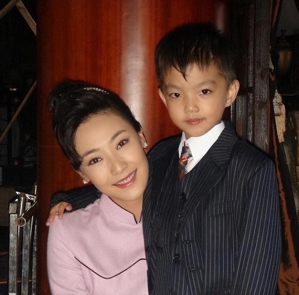 回顾阿斯茹:嫁给瘫痪的谷智鑫,婚后生二胎,今一家四口其乐融融