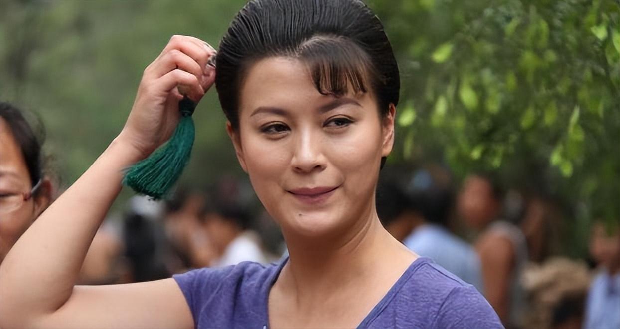 班级里最热心的就是她了,时常会带同学刘敏涛去吃好吃的,帮她排队.