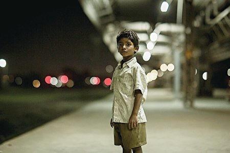 他没上过学,没念过书,连字也不认得,一直以为自己的村庄叫吉内斯莱.