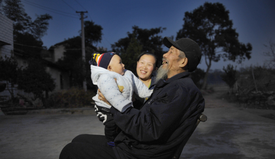 在文长林的悉心照料之下,中风瘫痪的张父身体逐渐向好,到2007年前后